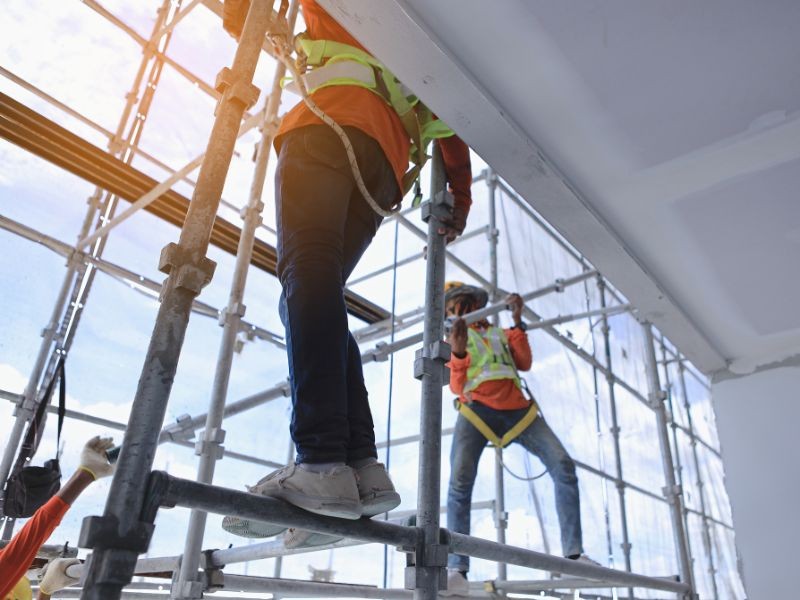 Aluguel de Andaimes e Acessórios: Segurança, Praticidade e Economia para Sua Obra